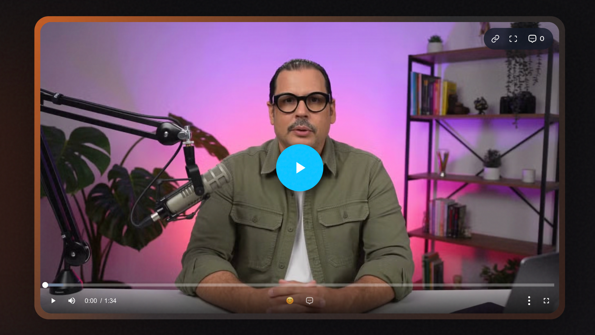 Instructor del programa explicando una lección en su estudio